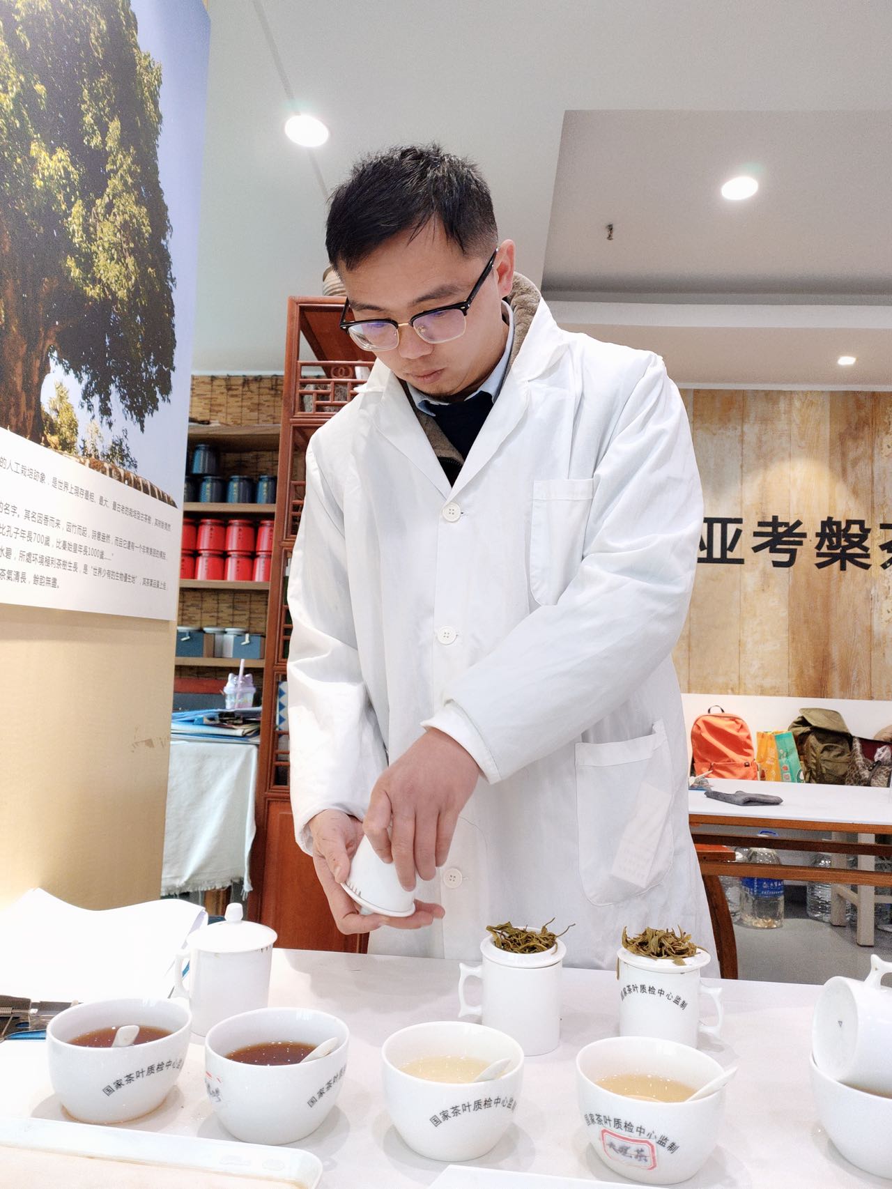 普洱茶非遺傳承人陳財代表普洱市參加云南省第十九屆職工職業(yè)技能大賽·評茶員技能決賽