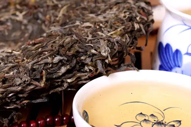喝普洱茶，生茶和熟茶哪個(gè)更適合你？